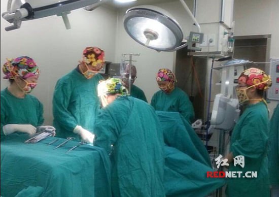 长沙一医院医生做手术戴花帽 为缓解手术紧张