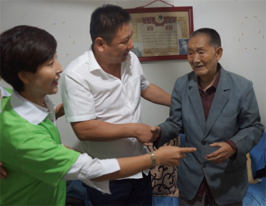 启明公益基金会慰问西安老红军