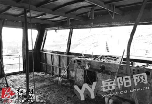 岳阳北门渡口一自卸船突发大火 2楼烧成空壳
