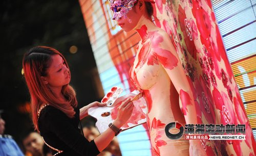 长沙街头现<em>裸体</em>彩绘 <em>女</em>模特着肉色衣服(<em>图</em>)_