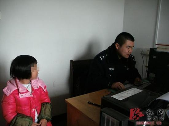 民警将女童带回了派出所