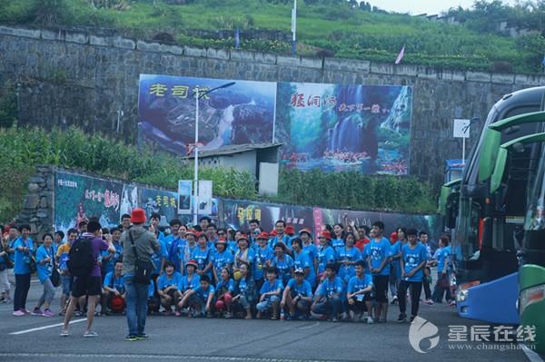 芙蓉镇迎来5000人特大旅游团 堪称史上接待之