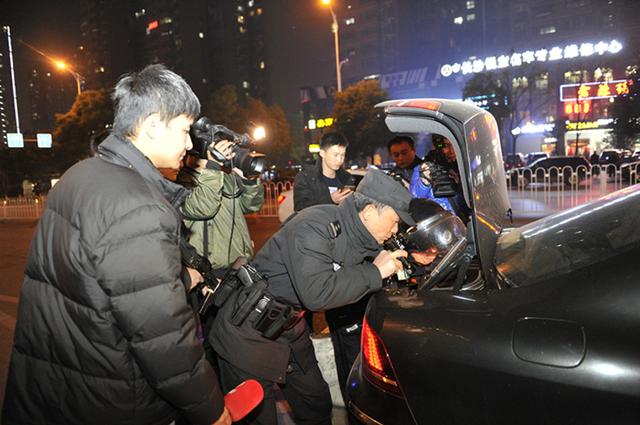 长沙警方投入1000警力设21个卡点展开全面盘