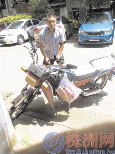 株洲一男子开小车光天化日偷摩托车 被车主抓