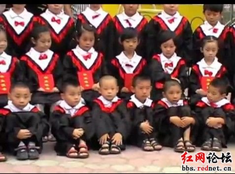 长沙一幼儿园小朋友集体穿学士服拍毕业照