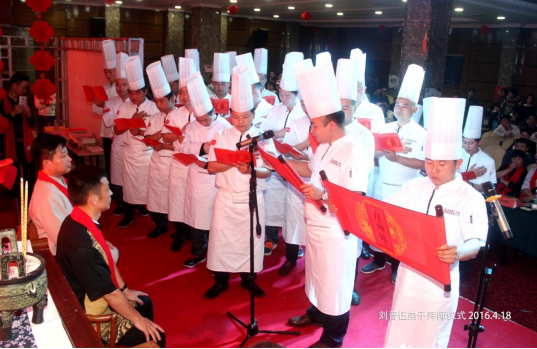 传统文化筑餐饮匠心 70多名厨师行传统拜师礼