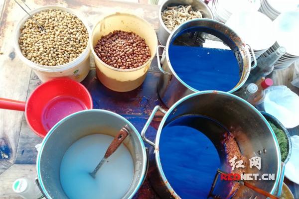 邵阳武冈一店家卖20年凉拌米粉 新鲜材料制成