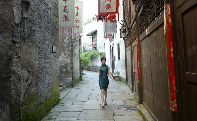 三月,湖南洪江古商城对穿旗袍的女性免票