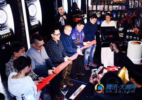 长沙首家飞镖主题清吧开业 国际顶级镖手展现