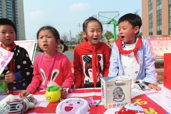 小学生义卖用品 将所得2万元捐给贫困儿童
