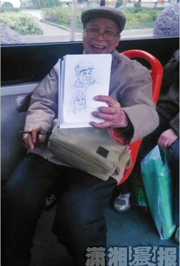 长沙俩八旬老人把乘客当模特 公交车上比赛速写_大湘网_腾讯网