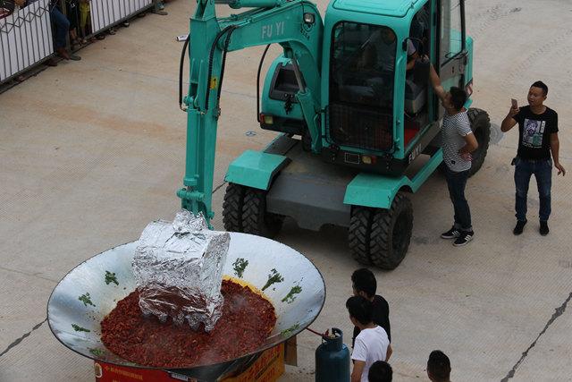 娄底首届美食音乐节启幕 挖掘机炒300斤小龙虾