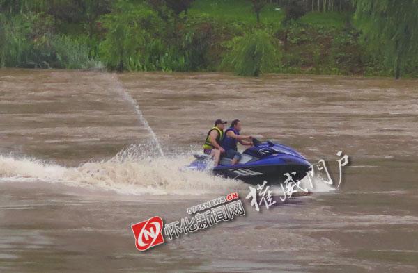 怀化两男子洪水中玩摩托艇(图)