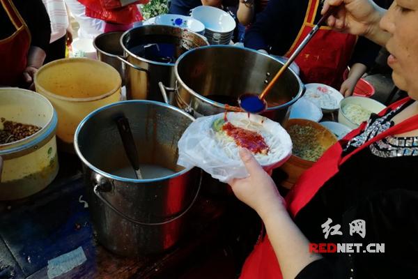 邵阳武冈一店家卖20年凉拌米粉 新鲜材料制成