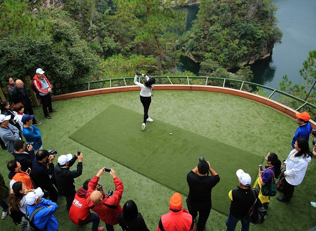 张家界宝峰湖:水上高尔夫 体验无极限_大湘网_腾讯网