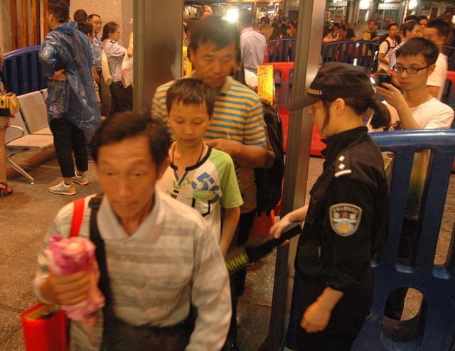 湖南千余警力确保八月初一南岳游客祈福安全