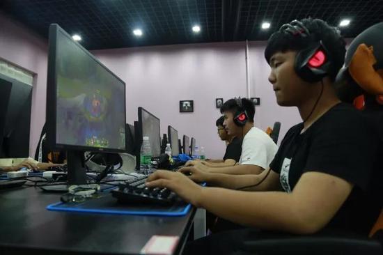 毕业几年后,我去体验了一次电竞专业学生的日