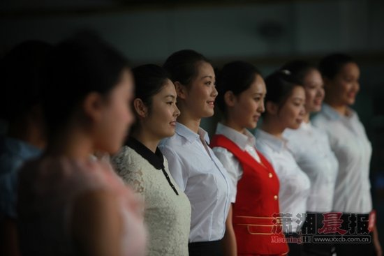 海航来星城招聘<em>空乘</em> 数百美女<em>考空姐</em>比拼微笑