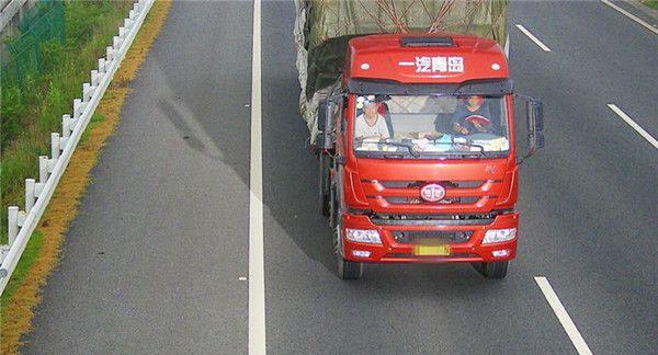 司机湖南高速上开车看书 网友叹用生命在学习