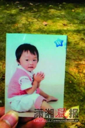 湖南邵阳一2岁女童疑被遗忘校车内闷死(图)