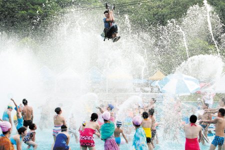 乘高空吊索穿过水上乐园的游客遭众人泼水。