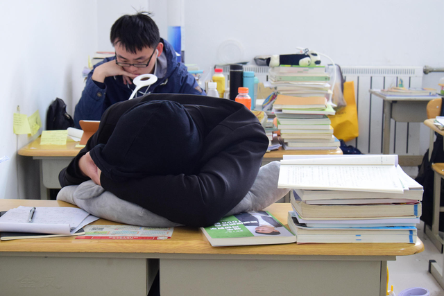 十一假期不休息 他们扎堆占领图书馆