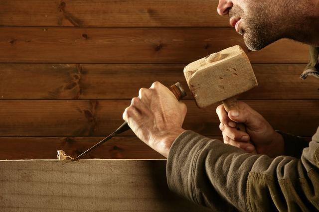 木工做工时割伤手腕 房主被赔近2万