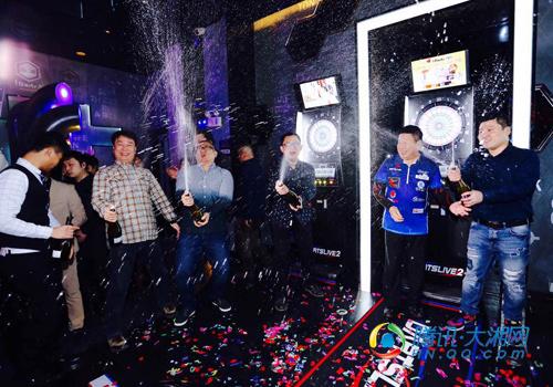 长沙首家飞镖主题清吧开业 国际顶级镖手展现