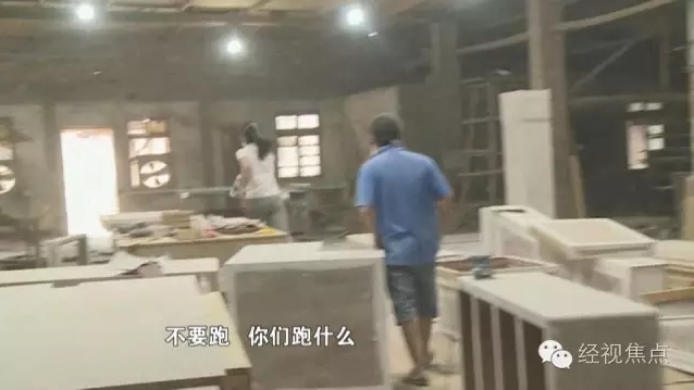 长沙一&ldquo;万能&rdquo;黑家具厂 自称能贴任何品牌销售