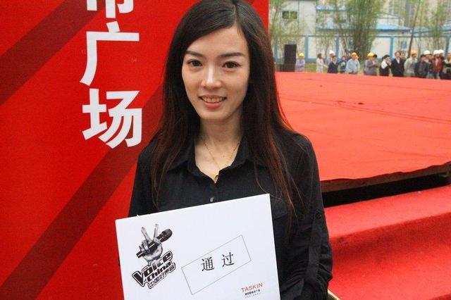 泡沫美女感染全场 好声音评委主动为她拍照鼓