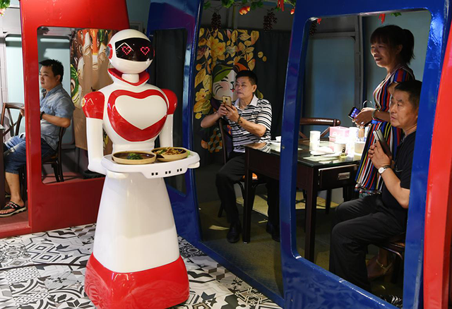 未来已来!长沙首家机器人服务餐厅开门迎客