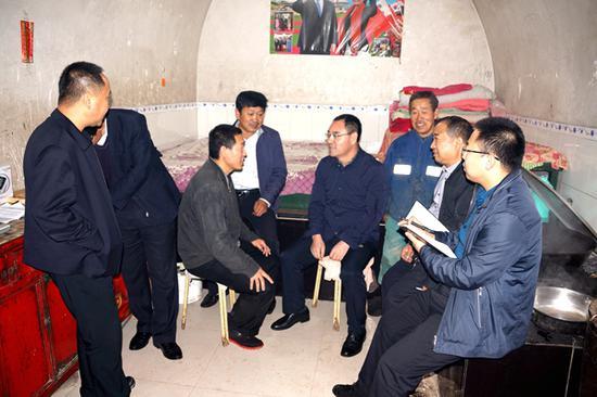 董事长张虎深入贫困户家中