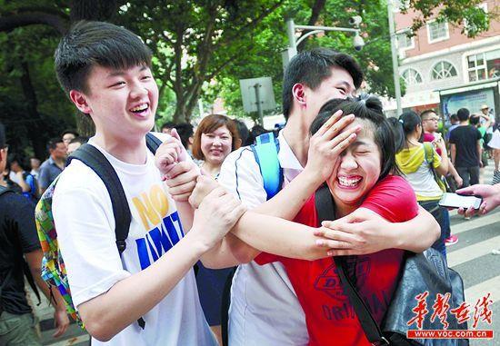 6月8日下午,2014年全国高考落下帷幕。长沙市一中考点外,考生相互拥抱,庆祝高考结束。 记者 李健 摄