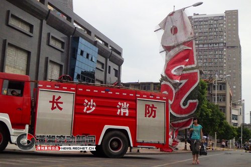 长沙巨幅广告牌30楼掉落 8米高灯杆被覆盖(图