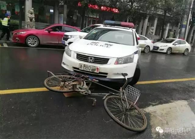 网曝邵阳街头一警车违反交通法规 引网友热议