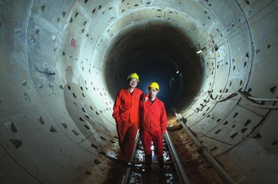 长沙地铁工人隧道封闭施工12小时 月工资400