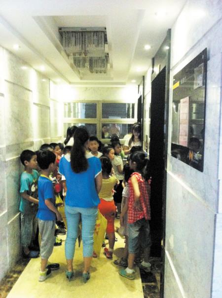 长沙一小区涌进60多家托管班 一趟电梯挤20余