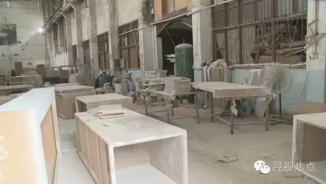 长沙一&ldquo;万能&rdquo;黑家具厂 自称能贴任何品牌销售