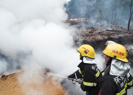 怀化辰溪县大水田乡大火 37户居民房屋化为灰