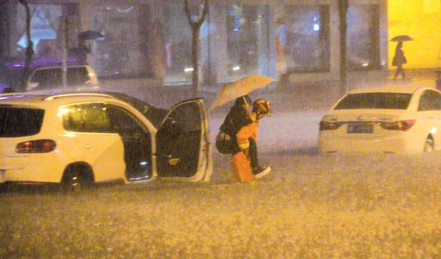 暴雨袭湘岳阳近24万万人受灾 消防紧急救援