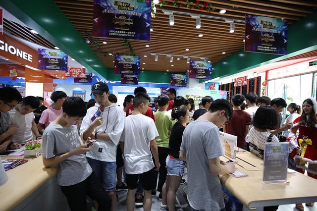 决战奥特莱斯手机城!长沙联通荣耀王者首轮复