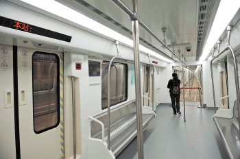 南车株洲电力机车有限公司为长沙地铁2号线生产的地铁列车内景.