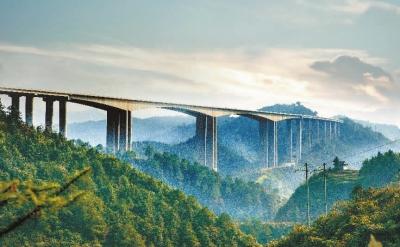 新溆高速公路在大山中的高跨桥梁