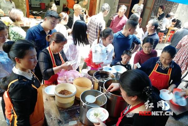 邵阳武冈一店家卖20年凉拌米粉 新鲜材料制成