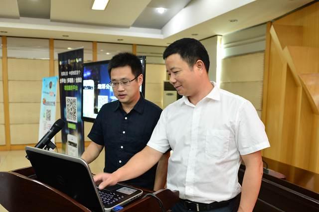 湘潭市副市长,市公安局局长刘建宽,腾讯·大湘网总裁舒展共同点击