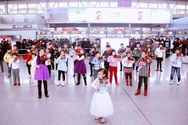 长沙黄花国际机场春运首日快闪暖旅途