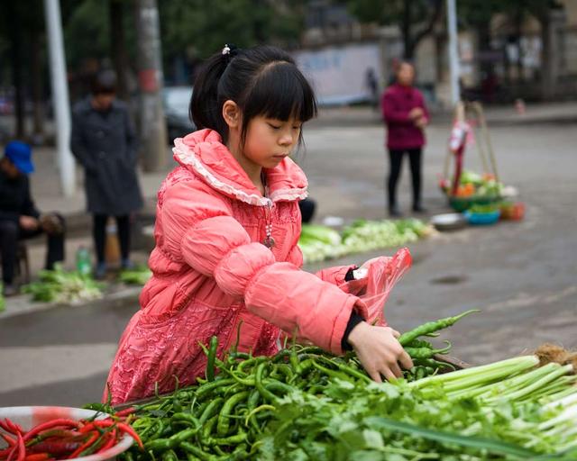 12岁小女孩独自照顾病母8年 梦想成为漫画家