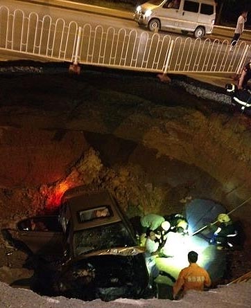 长沙道路突然塌陷 巨坑&ldquo;吞&rdquo;车1人遇难