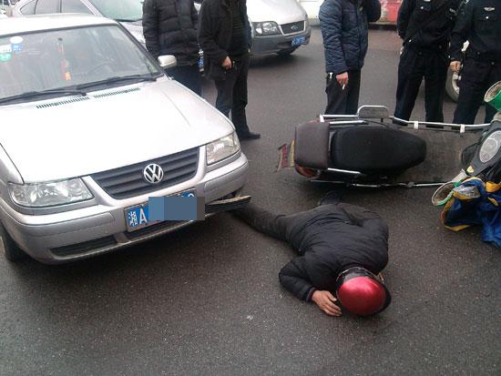 长沙芙蓉巡警大队民警救助一交通事故伤者