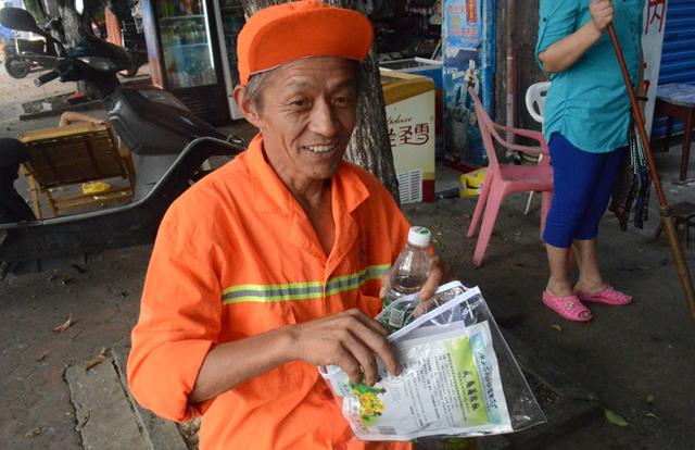 长沙街头兴起微公益 征集志愿者为环卫工送清